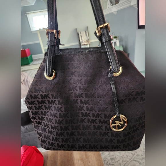 Michael Kors Handbags - Michael Kors jet set bag